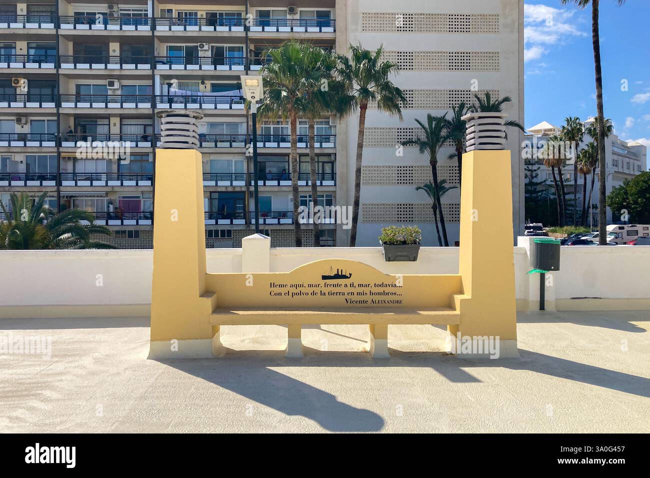 TORREMOLINOS, SPANIEN - 28. FEBRUAR 2025: Standpunkt von Sansuena in Torremolinos, Spanien am 28. Februar 2025 - Smartphone-aufgenommenes Stockfoto