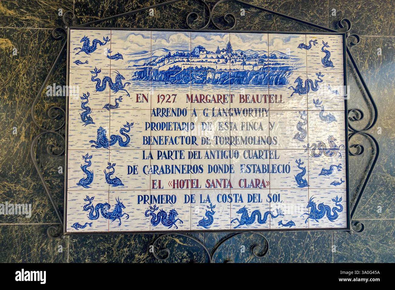 TORREMOLINOS, SPANIEN - 28. FEBRUAR 2025: Standpunkt von Sansuena in Torremolinos, Spanien am 28. Februar 2025 - Smartphone-aufgenommenes Stockfoto