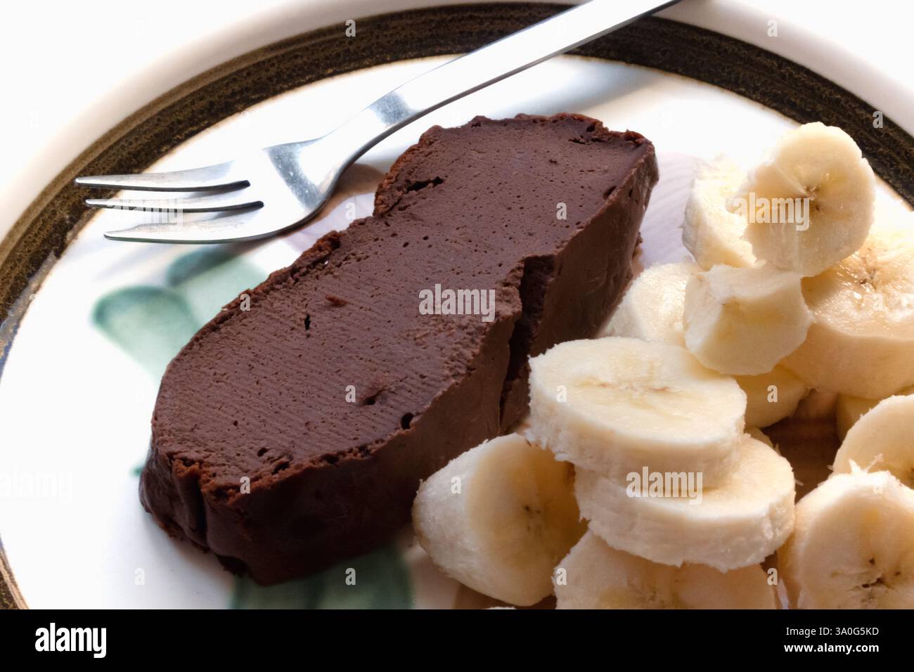 Skyr und Schokoladenkuchen, glutenfreies Rezept mit Bananenstückchen, gesundes Essen Stockfoto