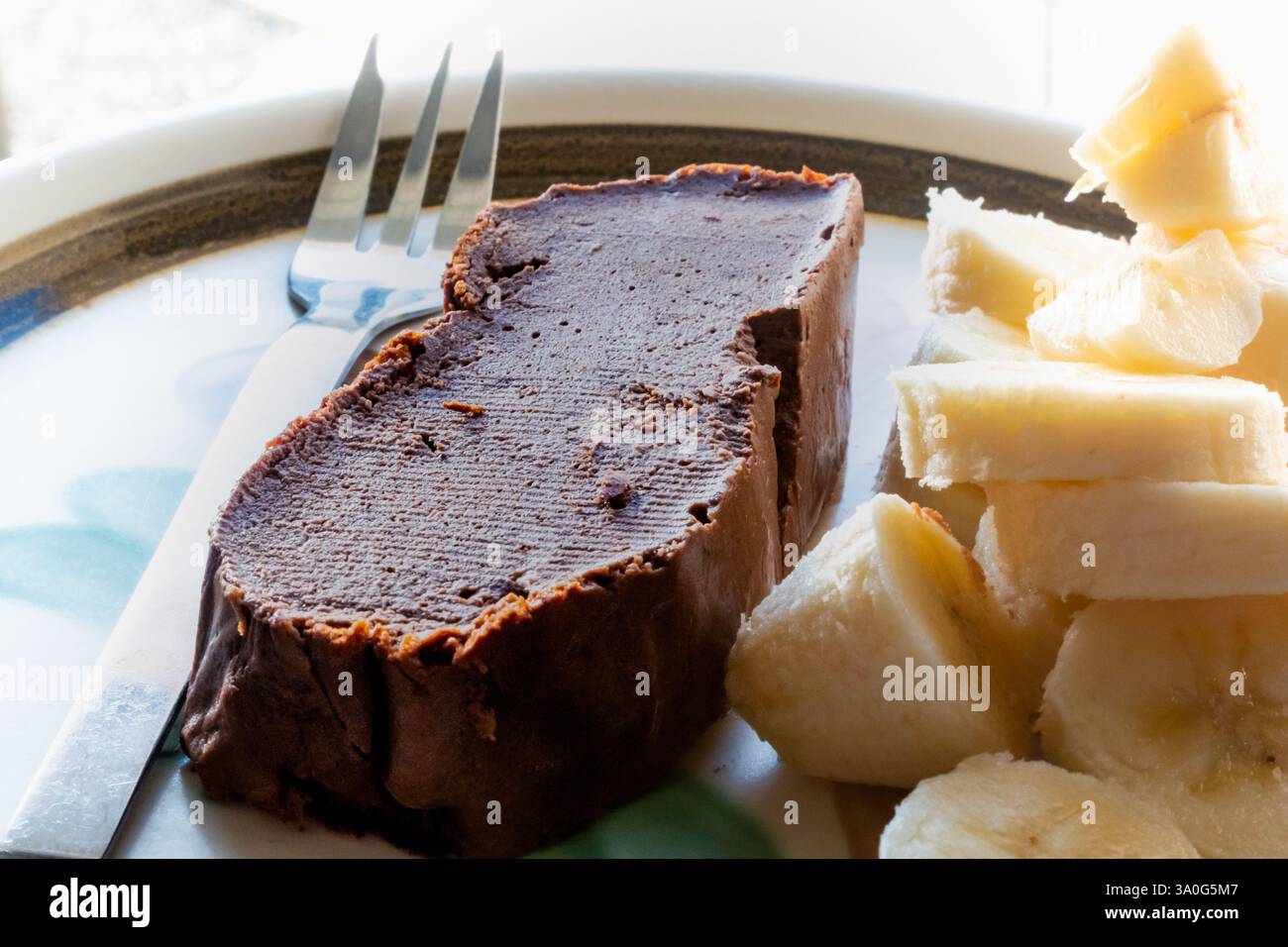 Skyr und Schokoladenkuchen, glutenfreies Rezept mit Bananenstückchen, gesundes Essen Stockfoto