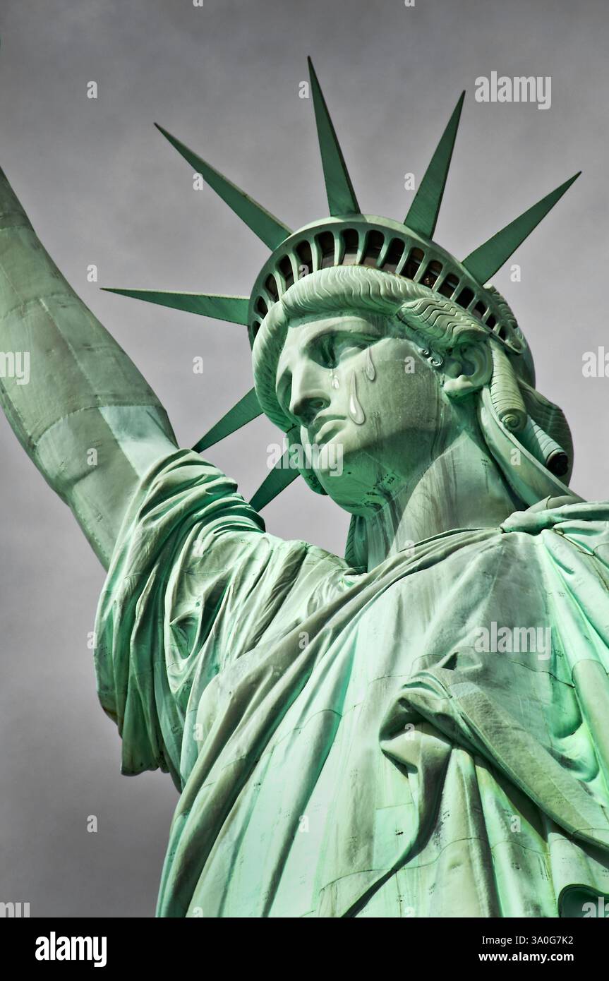 Traurige Freiheitsstatue, weinend mit Tränen auf der Wange, nationale Trauer der USA, amerikanische politische Fragen, hoffnungslose Probleme und Krisensymbol Stockfoto