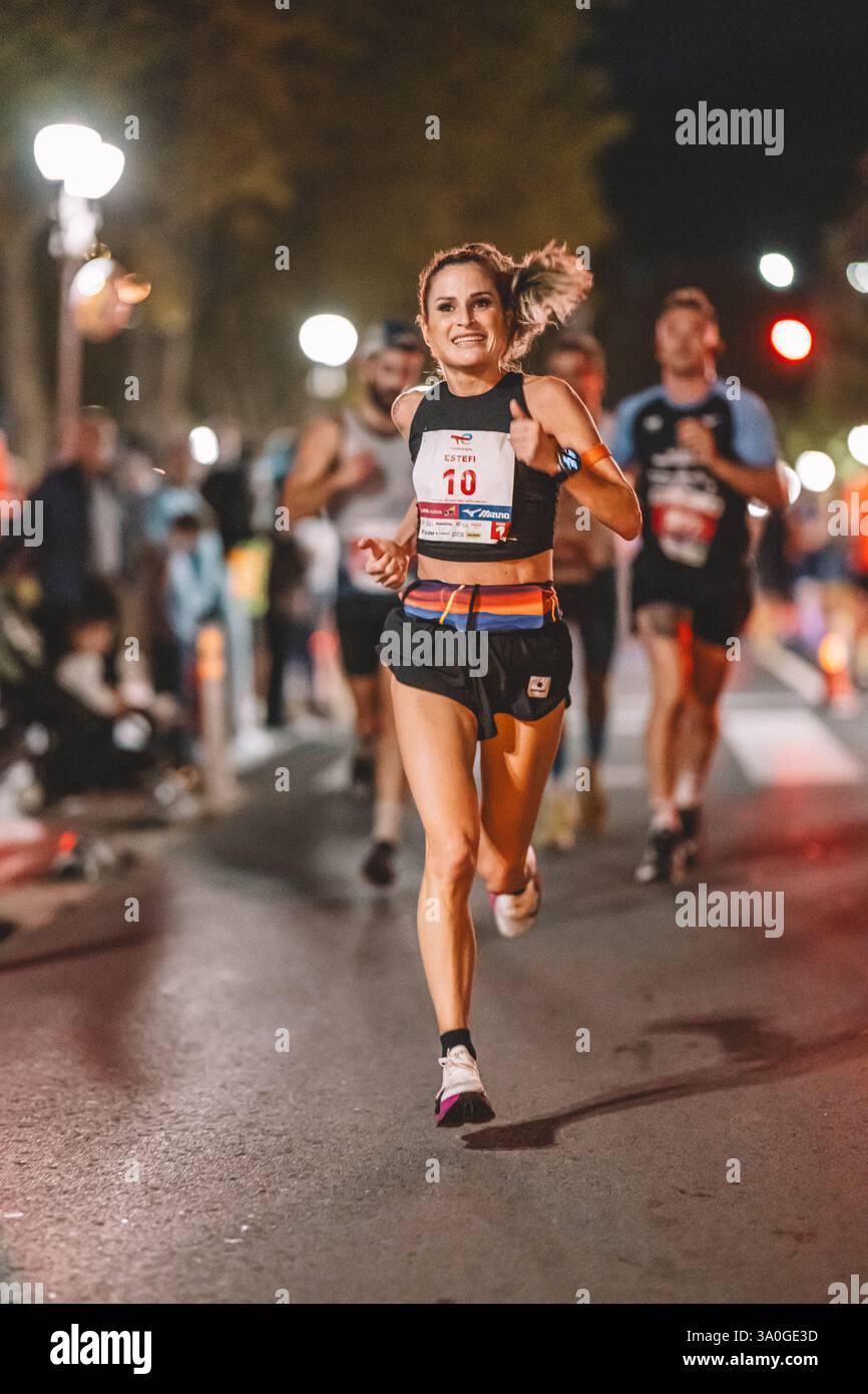 Verdeliss lief 2024 beim Bilbao Night Marathon, bei dem sie die Siegerin sein sollte. Stockfoto