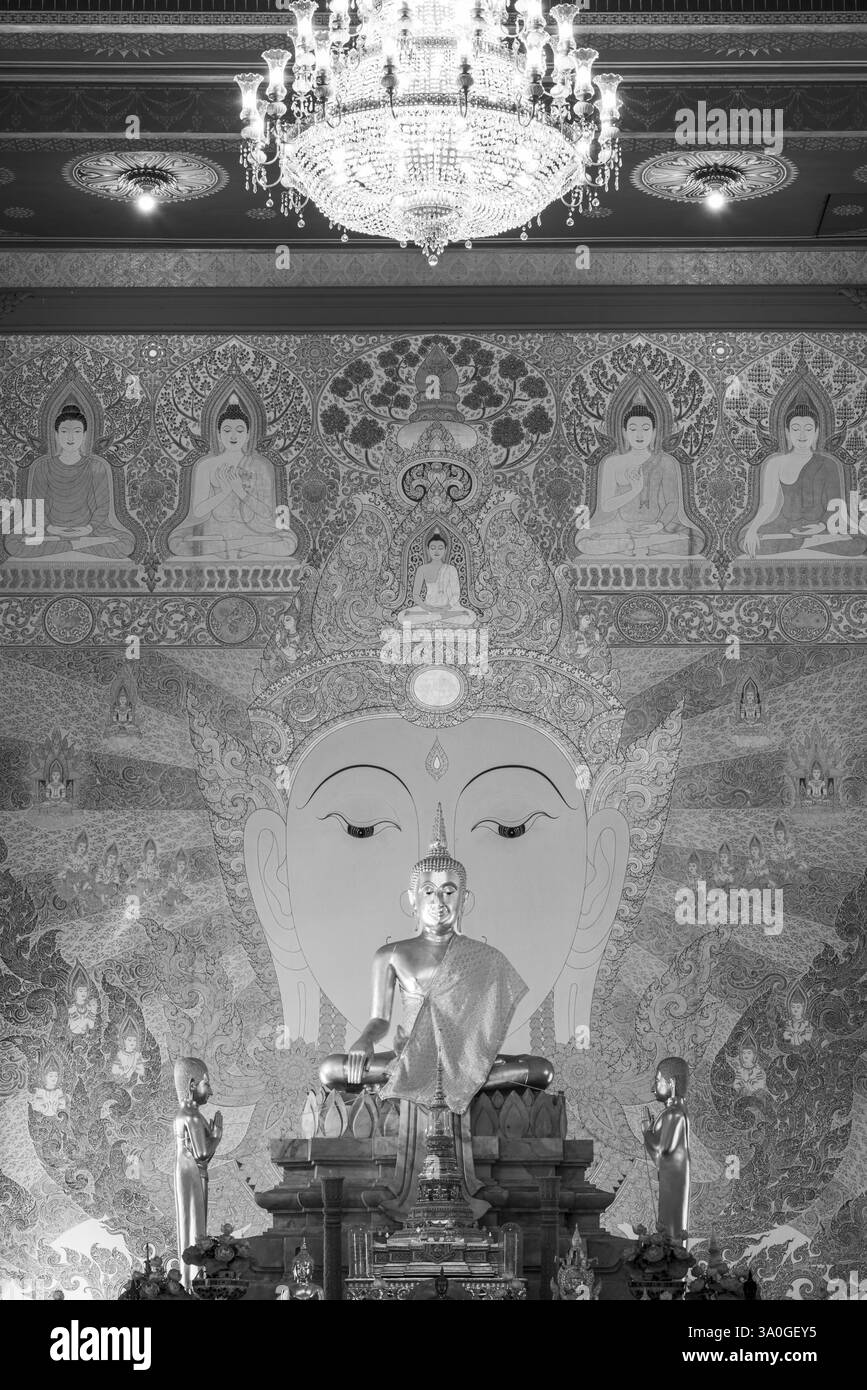 Goldene Buddha-Statue mit Tunika, Bhumispara-Mudra, Buddha Gautama im Moment der Erleuchtung, Kunstgalerie mit Ausstellung nicht-traditioneller Artwo Stockfoto