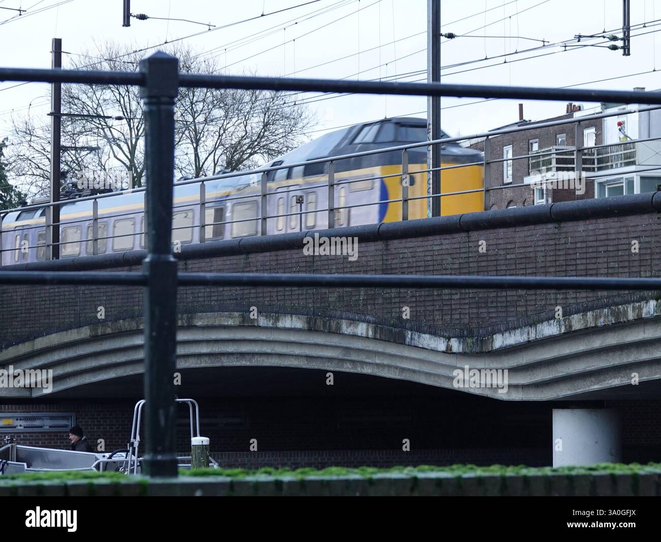Amersfoort, Niederlande - 1. Januar 2024 ein NS-Zug fährt über eine Eisenbahnbrücke über den Fluss EEM in Richtung Hauptbahnhof Amersfoort Stockfoto