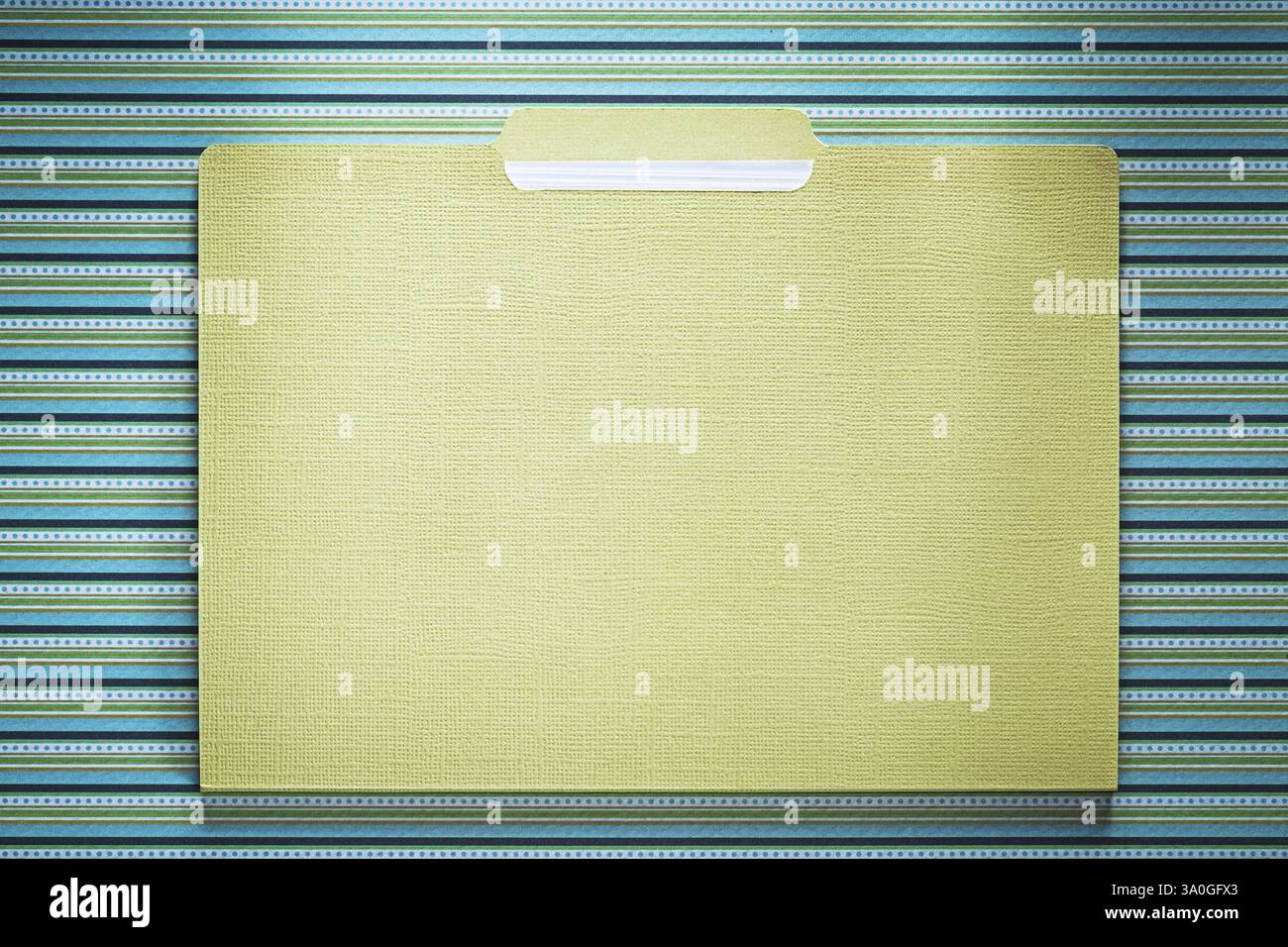Büromappe aus Karton auf gestreiftem Hintergrund direkt darüber Stockfoto