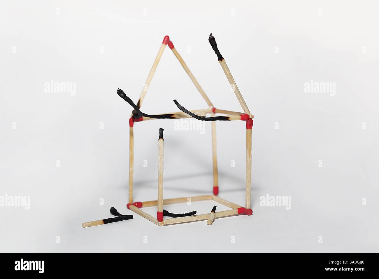 Ein Haus aus Streichhölzern, die abgebrannt sind Stockfoto