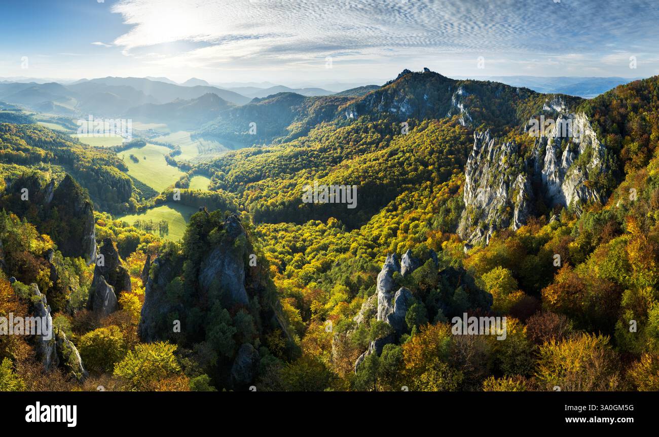 Fantastische Bergpanorama-Landschaft der Drohne bei Surise. Natürlicher Outdoor-Reisehintergrund. Schönheitswelt. Slowakei - Sulov Stockfoto