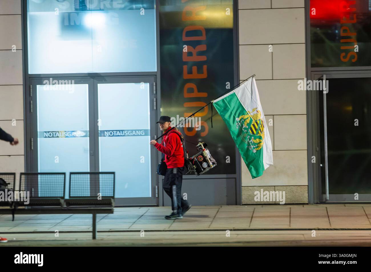 Demosntrant ein Anhänger der radikalen freien Sachsen, geht mit Sachsenfahne und Trommel auf der Wilsdruffer Straße. Zur montäglichen Demonstration. Dresden Sachsen Deutschland *** Demosntrant Ein Unterstützer der radikalen Freisachsen, läuft mit sächsischer Flagge und Trommel auf der Wilsdruffer Straße zur Montag-Demonstration Dresden Sachsen Deutschland Stockfoto