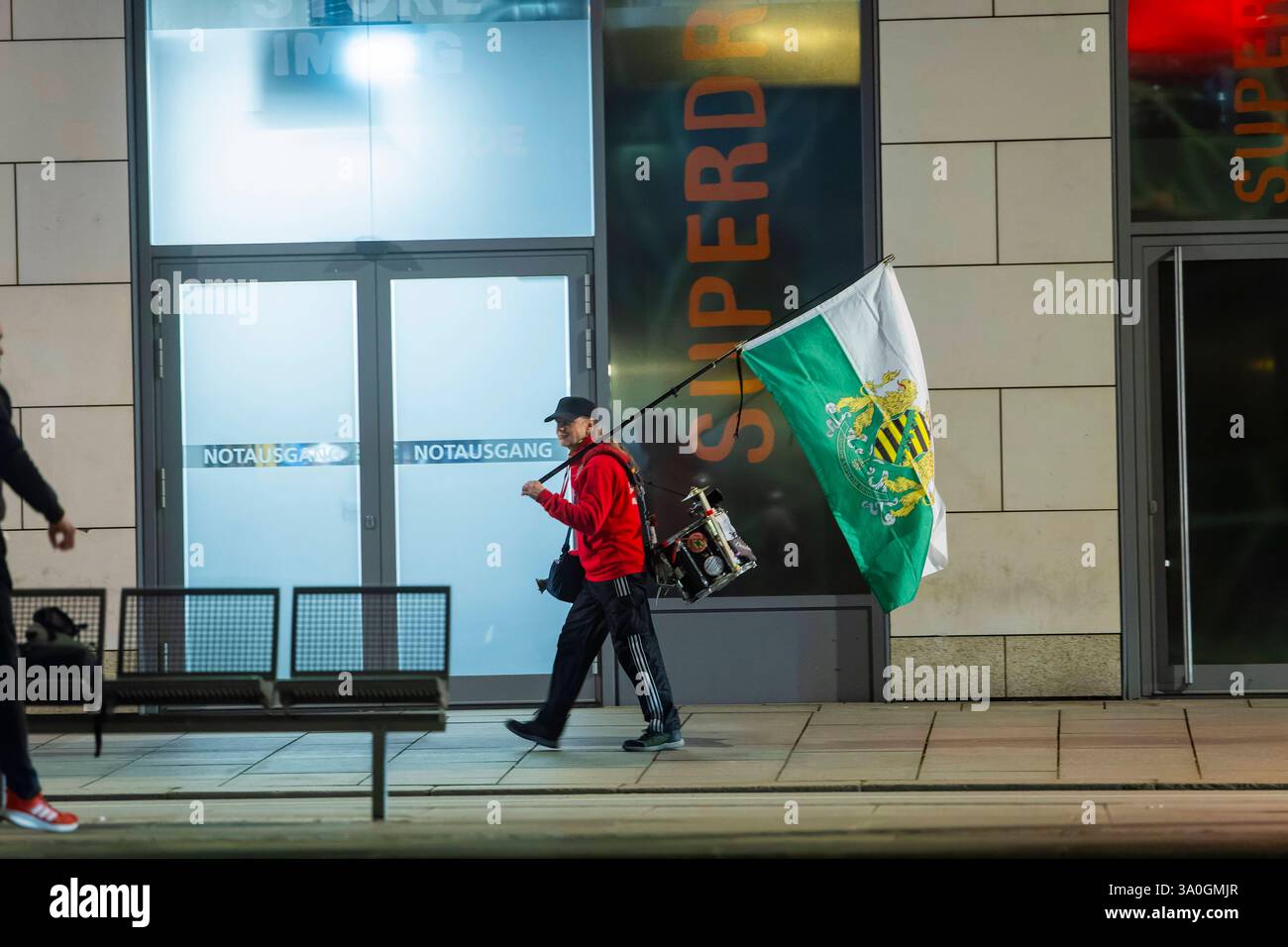 Demosntrant ein Anhänger der radikalen freien Sachsen, geht mit Sachsenfahne und Trommel auf der Wilsdruffer Straße. Zur montäglichen Demonstration. Dresden Sachsen Deutschland *** Demosntrant Ein Unterstützer der radikalen Freisachsen, läuft mit sächsischer Flagge und Trommel auf der Wilsdruffer Straße zur Montag-Demonstration Dresden Sachsen Deutschland Stockfoto