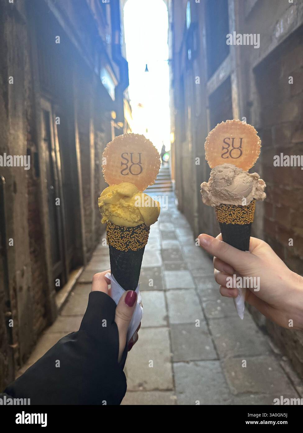 Eis mit Aussicht! 🍦✨ Genießen Sie eine köstliche Schaufel von Suso mit Blick auf den Canal Grande. Venedig hat noch nie so süß geschmeckt! 🇮🇹💛 #GelatoLove - Smartphone-aufgenommenes Stockfoto