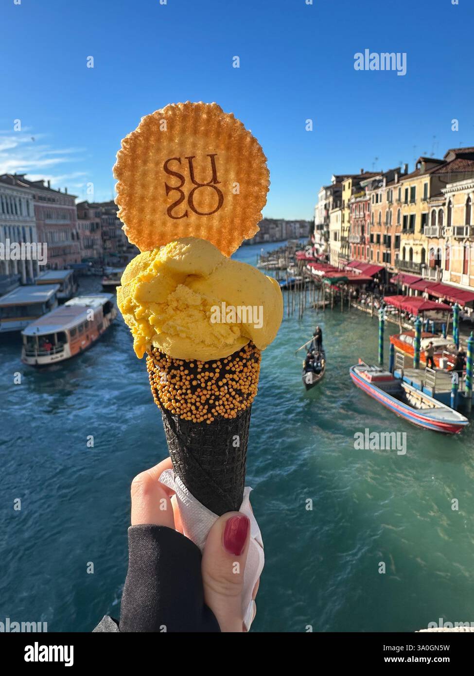 Eis mit Aussicht! 🍦✨ Genießen Sie eine köstliche Schaufel von Suso mit Blick auf den Canal Grande. Venedig hat noch nie so süß geschmeckt! 🇮🇹💛 #GelatoLove - Smartphone-aufgenommenes Stockfoto