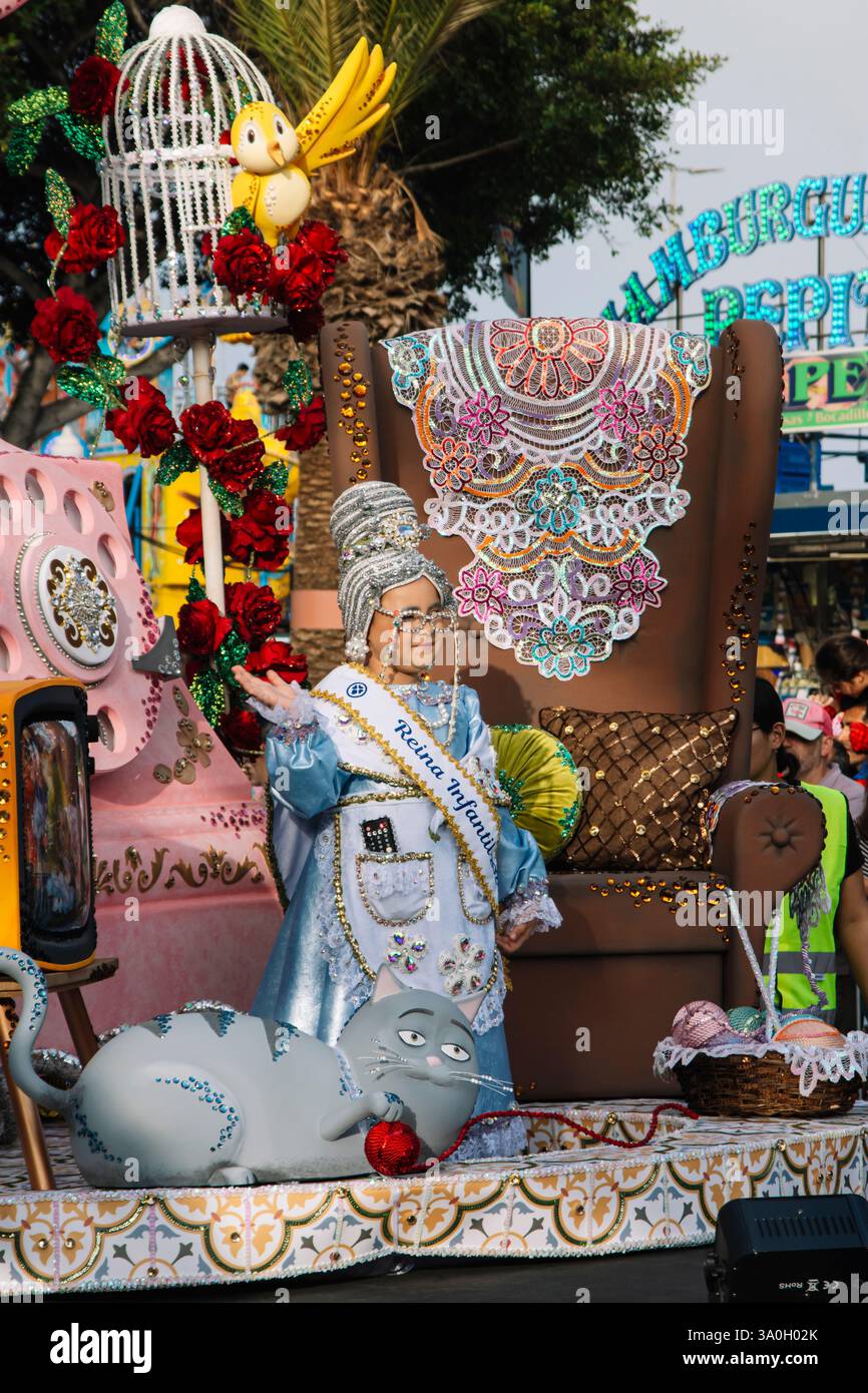 TENERIFFA, SPANIEN, 13. Februar 2024. Ein Junge in einem Löwenkostüm mit grünem Hut zieht durch die Straßen von santa cruz de teneriffa und feiert Karneva Stockfoto
