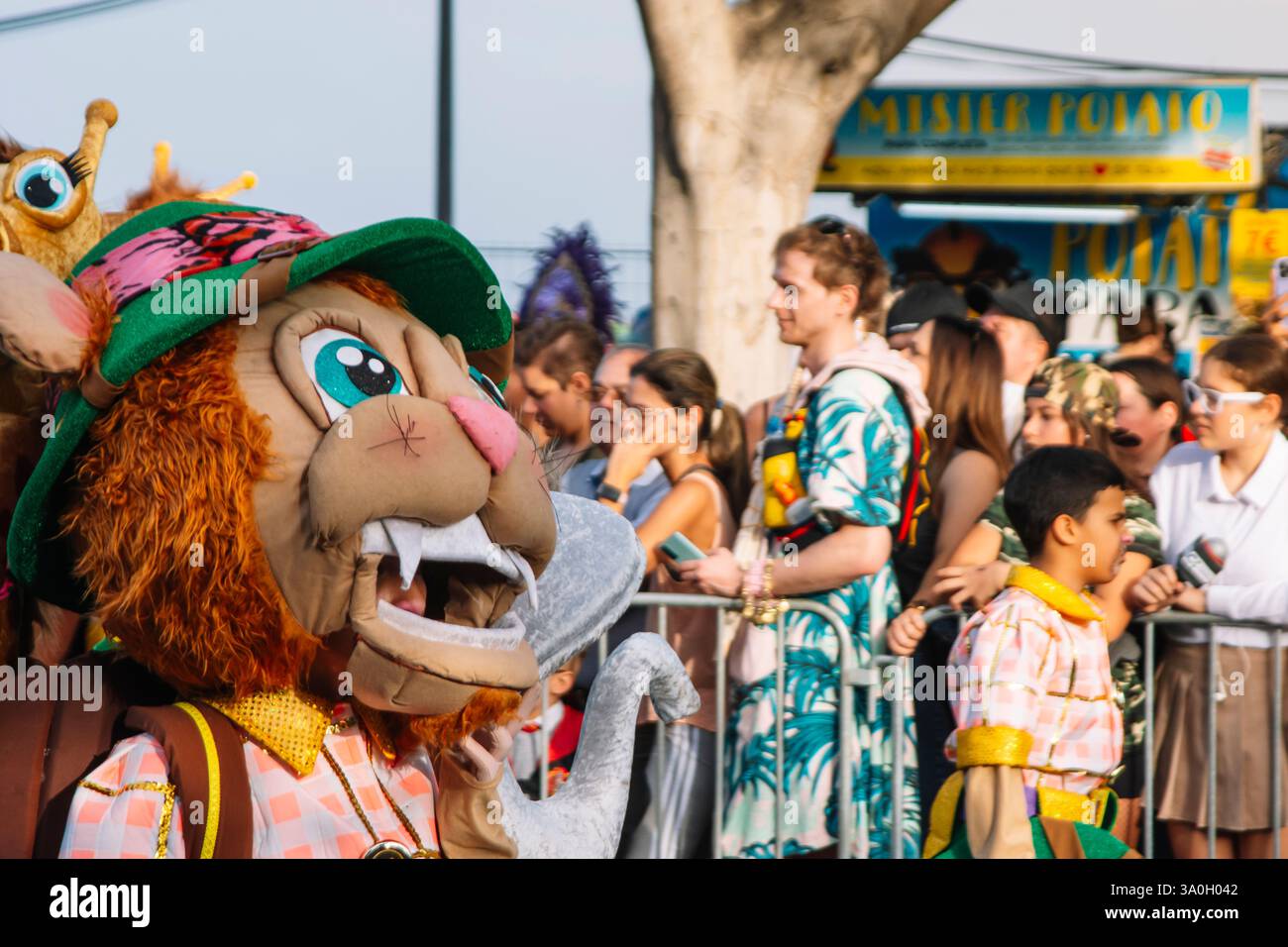 TENERIFFA, España-13 DE FEBRERO DE 2024... Eine Frau in einem Kostüm steht vor einem Stuhl mit einer Katze drauf Stockfoto