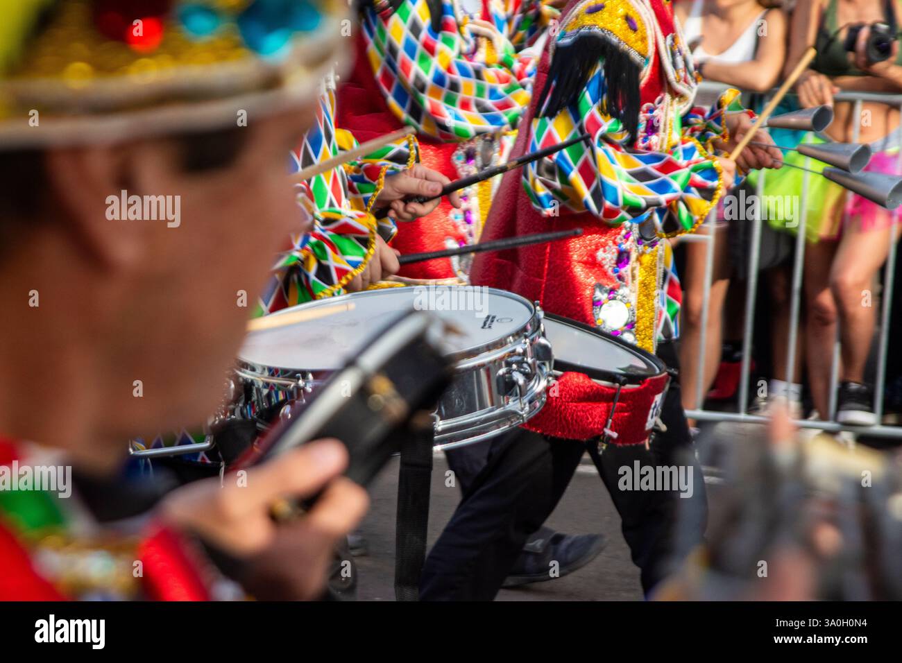 TENERIFFA, SPANIEN-13. FEBRUAR 2024- Mitglieder eines Comparsa spielen die Batucada, während sie durch die Straßen von Santa Cruz de TENERIFFA marschieren und das Auto feiern Stockfoto
