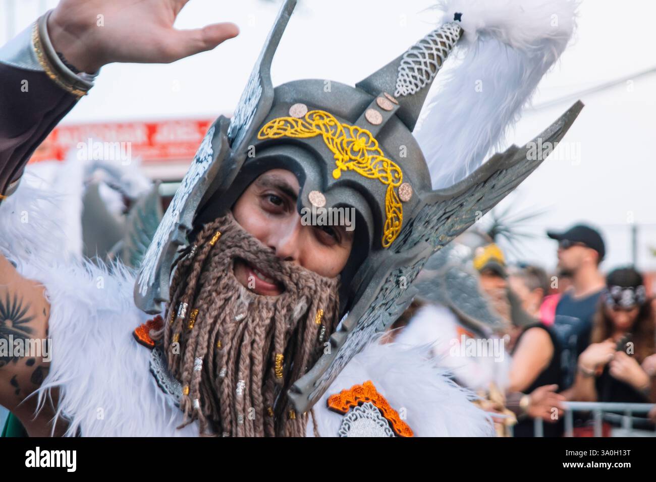 TENERIFFA, SPANIEN-13. FEBRUAR 2024 - Mitglieder der Murga los trapaseros, die durch die Straßen von Santa Cruz de Teneriffa ziehen, um Karneval sal zu feiern Stockfoto