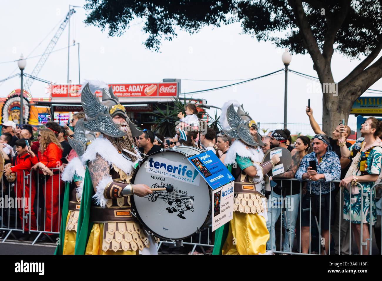 TENERIFFA, SPANIEN, 13. FEBRUAR 2024: Murga los trapaseros, die durch die Straßen von Santa Cruz de Teneriffa marschiert, um Carniva zu feiern Stockfoto