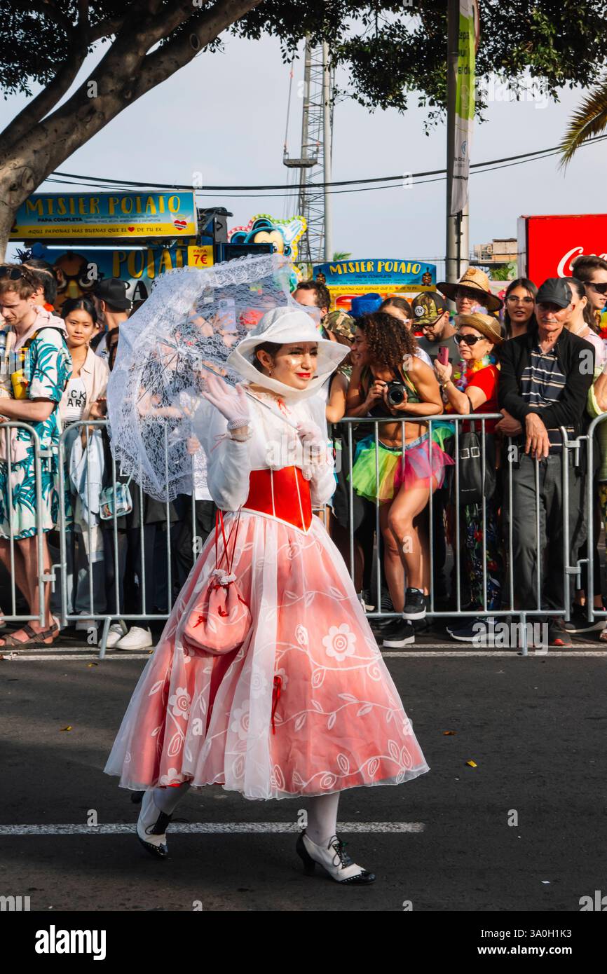 TENERIFFA, SPANIEN-13. FEBRUAR 2024-Frau, gekleidet als Mary Popin, die während des Karnevals durch die Straßen von santa cruz de teneriffa zieht Stockfoto