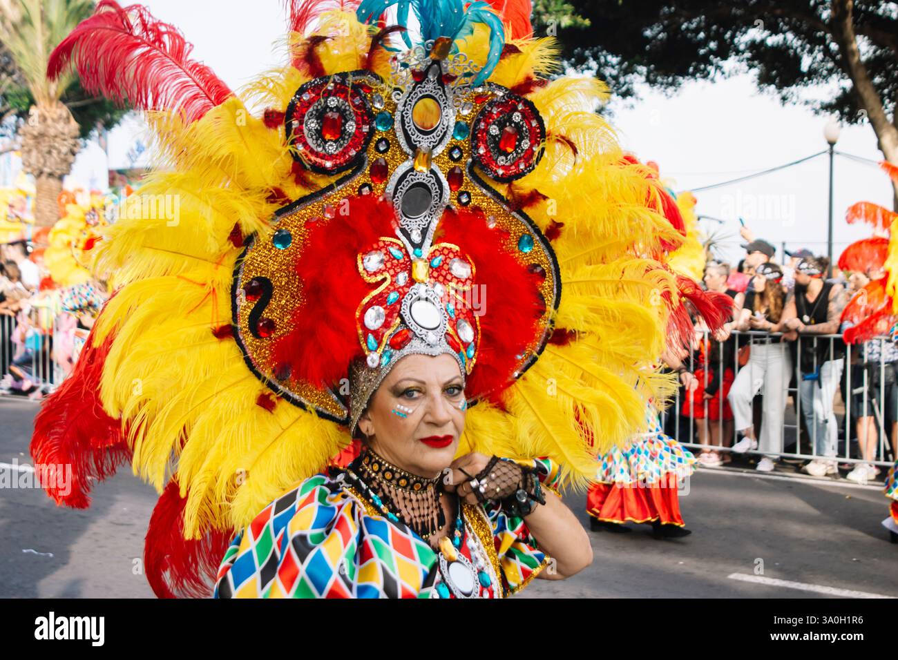 TENERIFFA, SPANIEN-13. FEBRUAR 2024 singende Gruppenmitglieder einer Comparsa Parade durch die Straßen von Santa Cruz de Teneriffa während des Karnevals Stockfoto