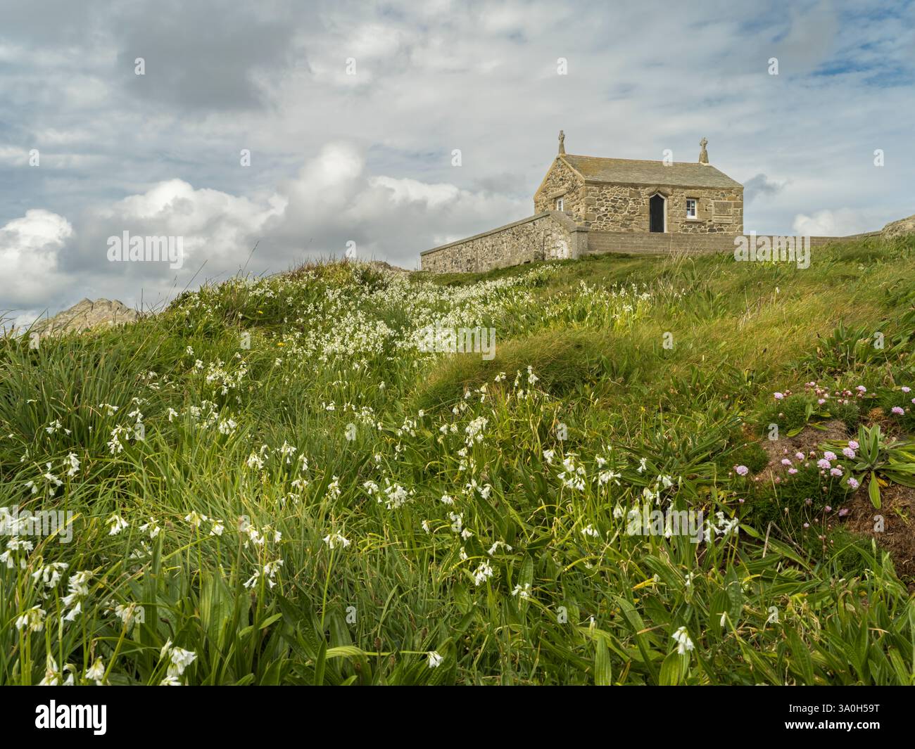 St. Ives, Cornwall - die Kapelle des Heiligen Nikolaus. Die restaurierte antike Kapelle auf dem Gipfel eines Hügels auf „The Island“ überblickt die Bucht von St. Ives. Stockfoto
