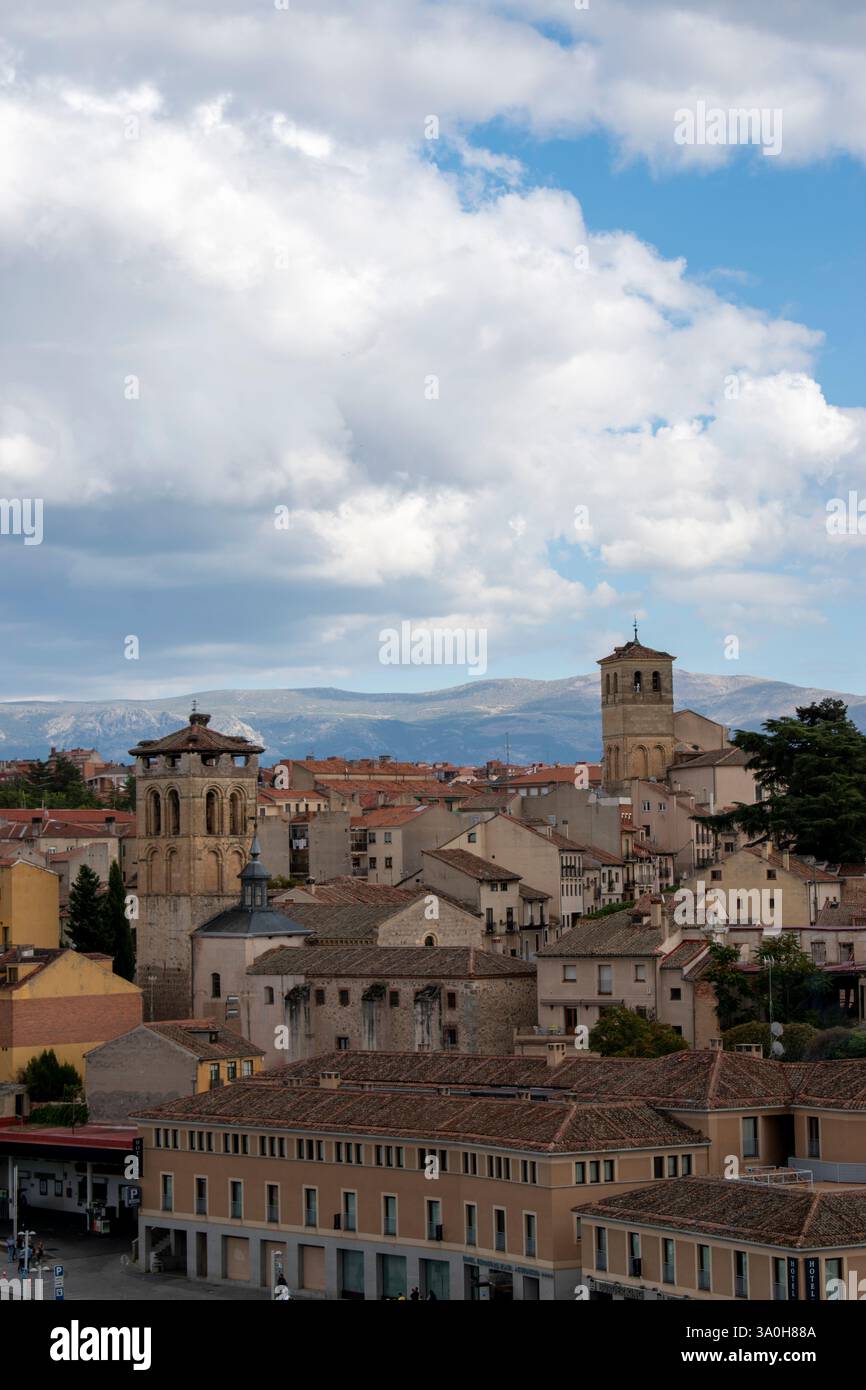 Skyline von Segovia: Historischer Charme und Berge Stockfoto