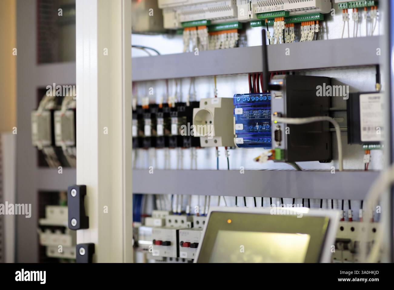 Schaltschrank für elektrische SPS-Steuerungen mit Schalttafel für automatische Industrieanlagen. Selektiver Fokus. Stockfoto
