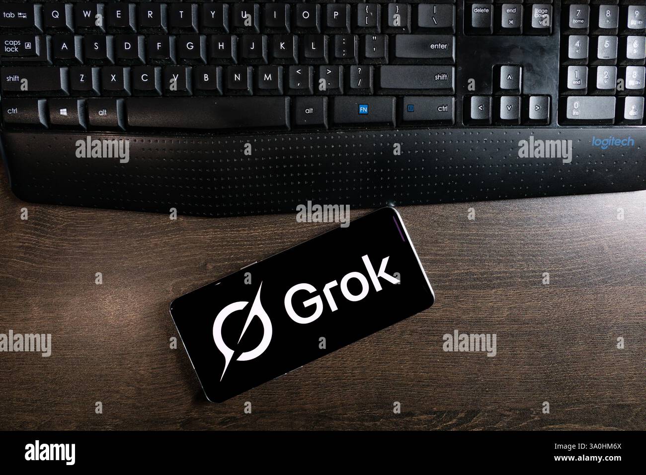 ZHONGSHAN China-28. Februar 2025: Ein Handy mit Grok-Logo in einem Bürotisch in horizontaler Komposition. Stockfoto