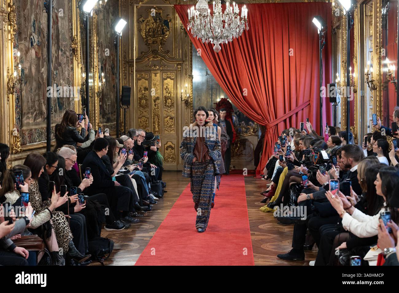 Mailand, Italien. März 2025. HUI „Aurora“ Herbst/Winter 2025-2026 Fashion Show Finale im Rahmen der Milan Fashion Week am 2. März 2025 in Mailand, Italien. Quelle: Martellotta/Lorè/Morgese/Emage/Alamy Live News Stockfoto