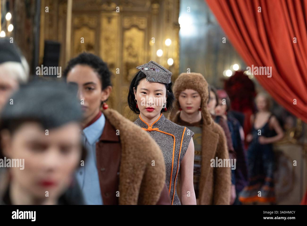 Mailand, Italien. März 2025. HUI „Aurora“ Herbst/Winter 2025-2026 Fashion Show Finale im Rahmen der Milan Fashion Week am 2. März 2025 in Mailand, Italien. Quelle: Martellotta/Lorè/Morgese/Emage/Alamy Live News Stockfoto
