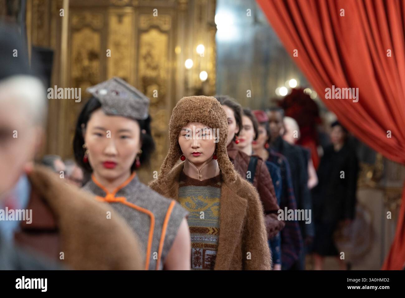 Mailand, Italien. März 2025. HUI „Aurora“ Herbst/Winter 2025-2026 Fashion Show Finale im Rahmen der Milan Fashion Week am 2. März 2025 in Mailand, Italien. Quelle: Martellotta/Lorè/Morgese/Emage/Alamy Live News Stockfoto