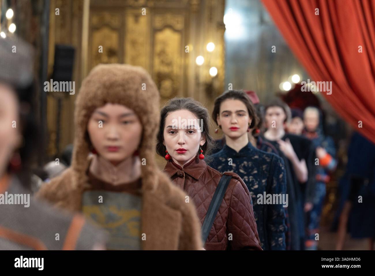 Mailand, Italien. März 2025. HUI „Aurora“ Herbst/Winter 2025-2026 Fashion Show Finale im Rahmen der Milan Fashion Week am 2. März 2025 in Mailand, Italien. Quelle: Martellotta/Lorè/Morgese/Emage/Alamy Live News Stockfoto