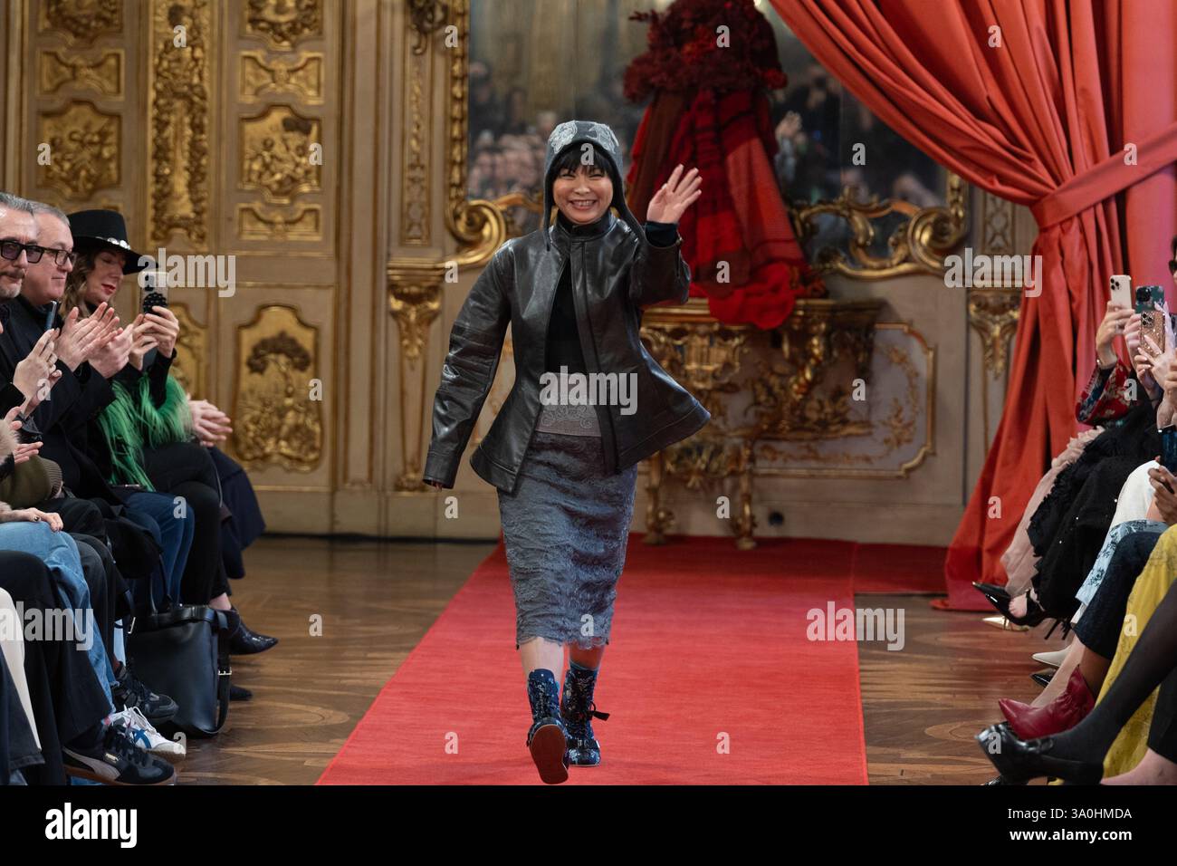 Mailand, Italien. März 2025. Hui Zhou Zhao begrüßt nach der Herbst/Winter 2025-2026 Fashion Show „Aurora“ im Rahmen der Milan Fashion Week am 2. März 2025 in Mailand, Italien. Quelle: Martellotta/Lorè/Morgese/Emage/Alamy Live News Stockfoto