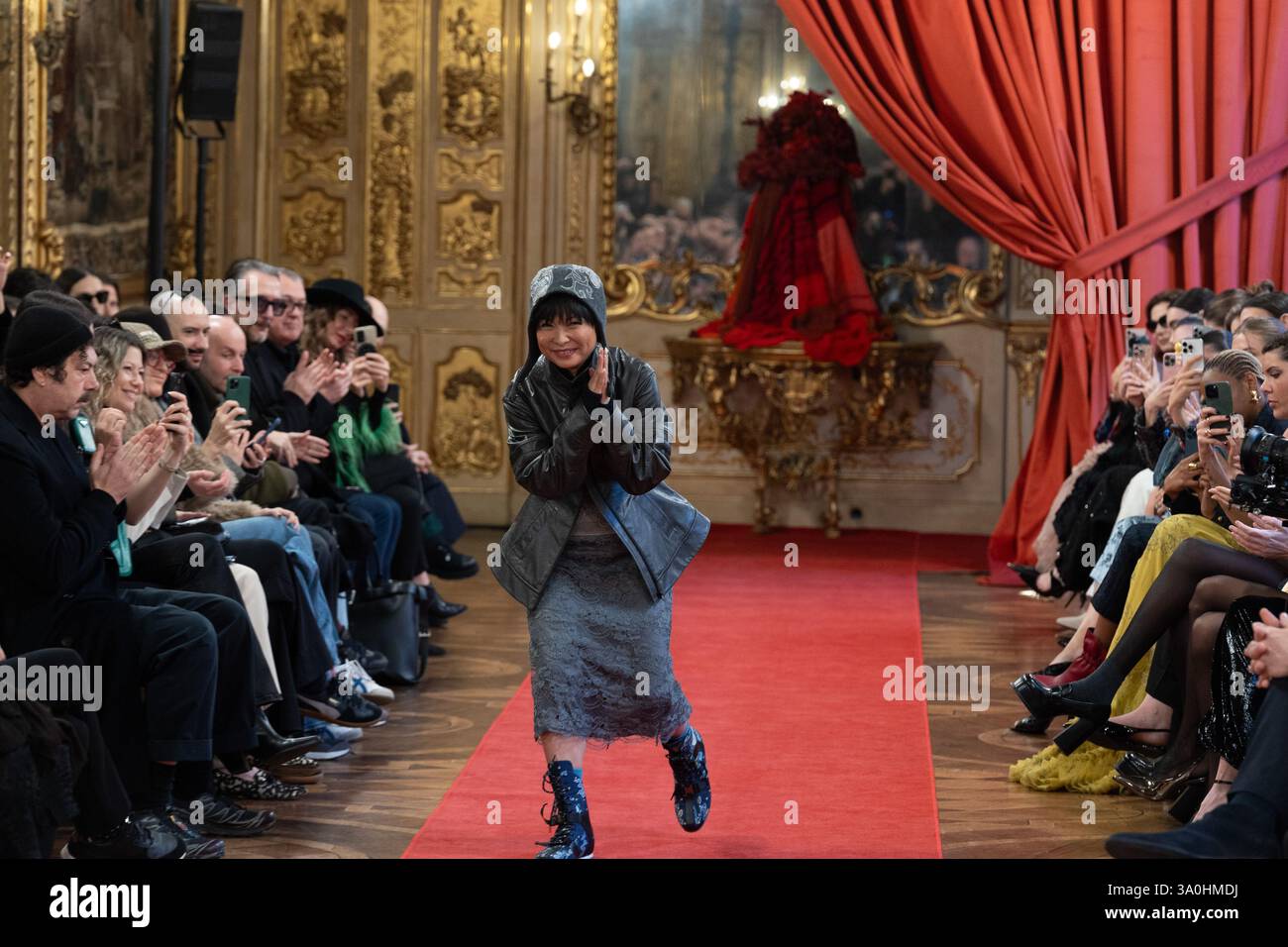 Mailand, Italien. März 2025. Hui Zhou Zhao begrüßt nach der Herbst/Winter 2025-2026 Fashion Show „Aurora“ im Rahmen der Milan Fashion Week am 2. März 2025 in Mailand, Italien. Quelle: Martellotta/Lorè/Morgese/Emage/Alamy Live News Stockfoto
