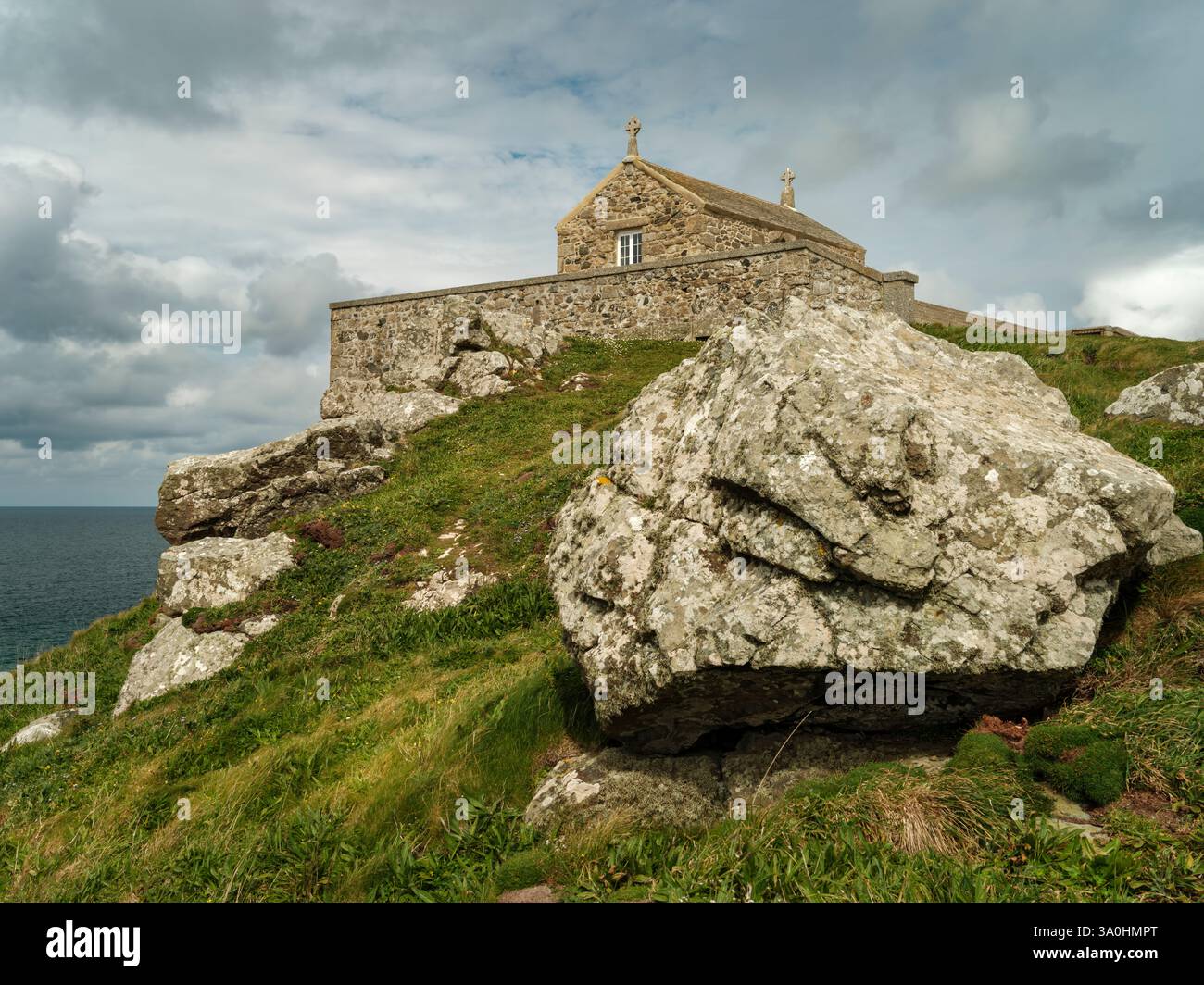 St. Ives, Cornwall - die Kapelle des Heiligen Nikolaus. Die restaurierte antike Kapelle auf dem Gipfel eines Hügels auf „The Island“ überblickt die Bucht von St. Ives. Stockfoto