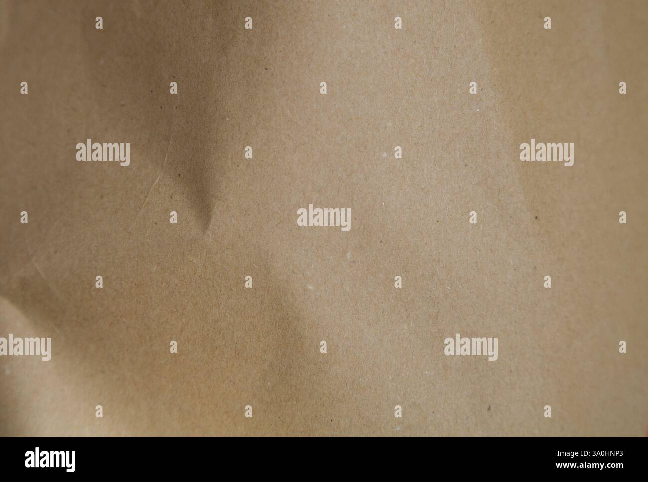 Hintergrundstruktur von leicht zerknittertem Kraftpapier Stockfoto