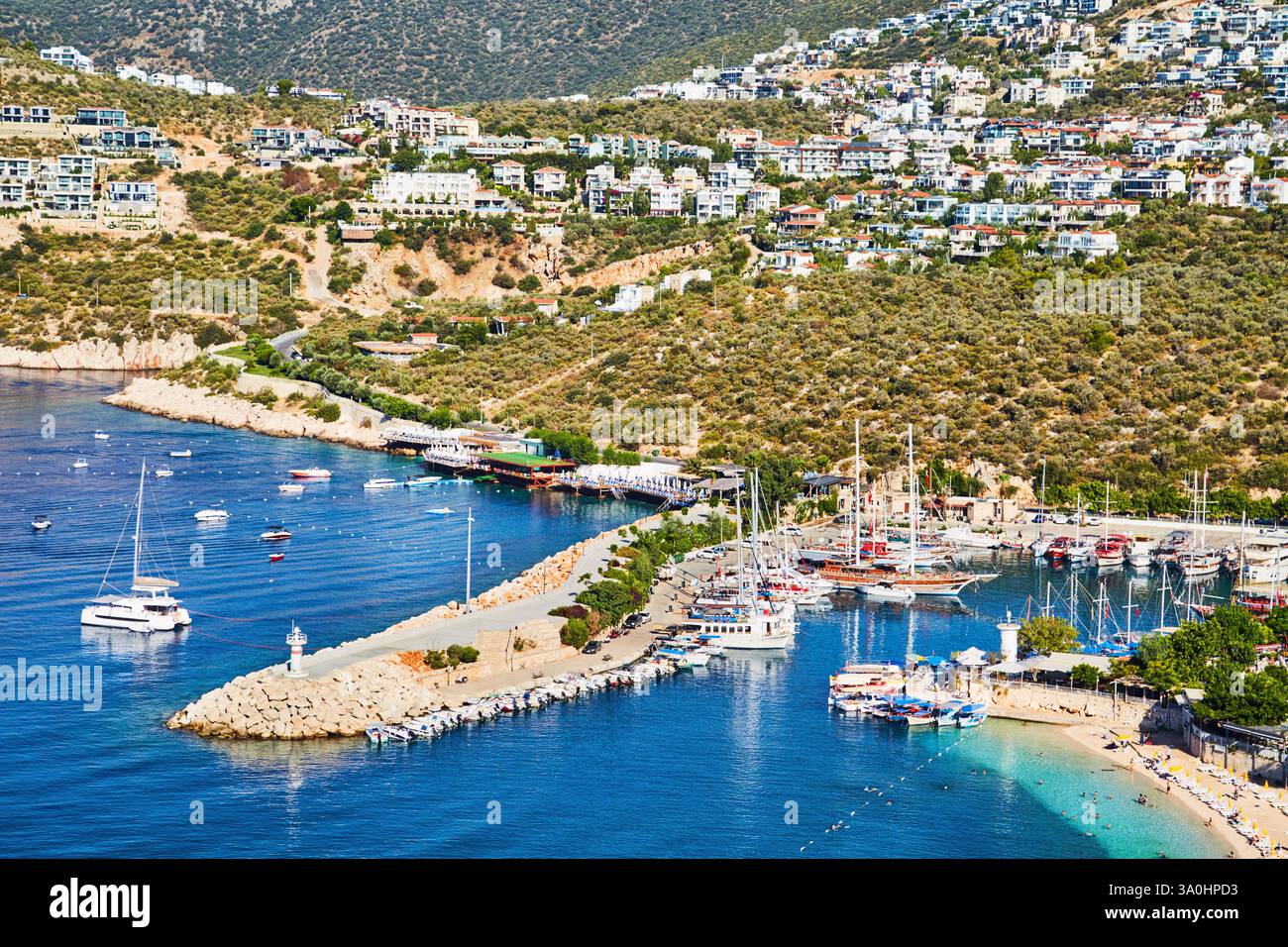 Die Stadt Kalkan ist einer der schönsten touristischen Orte an der wunderschönen Lykischen Küste in der Türkei Stockfoto