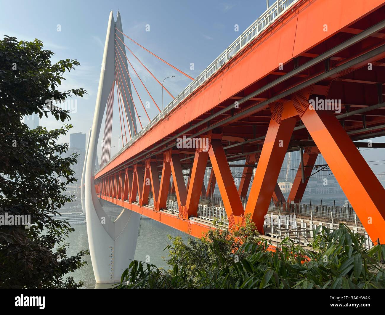 Chongqing, China - 7. Dezember. 2023: Dongshuimen-Brücke über den Yangtse-Fluss in Chongqing. Stockfoto