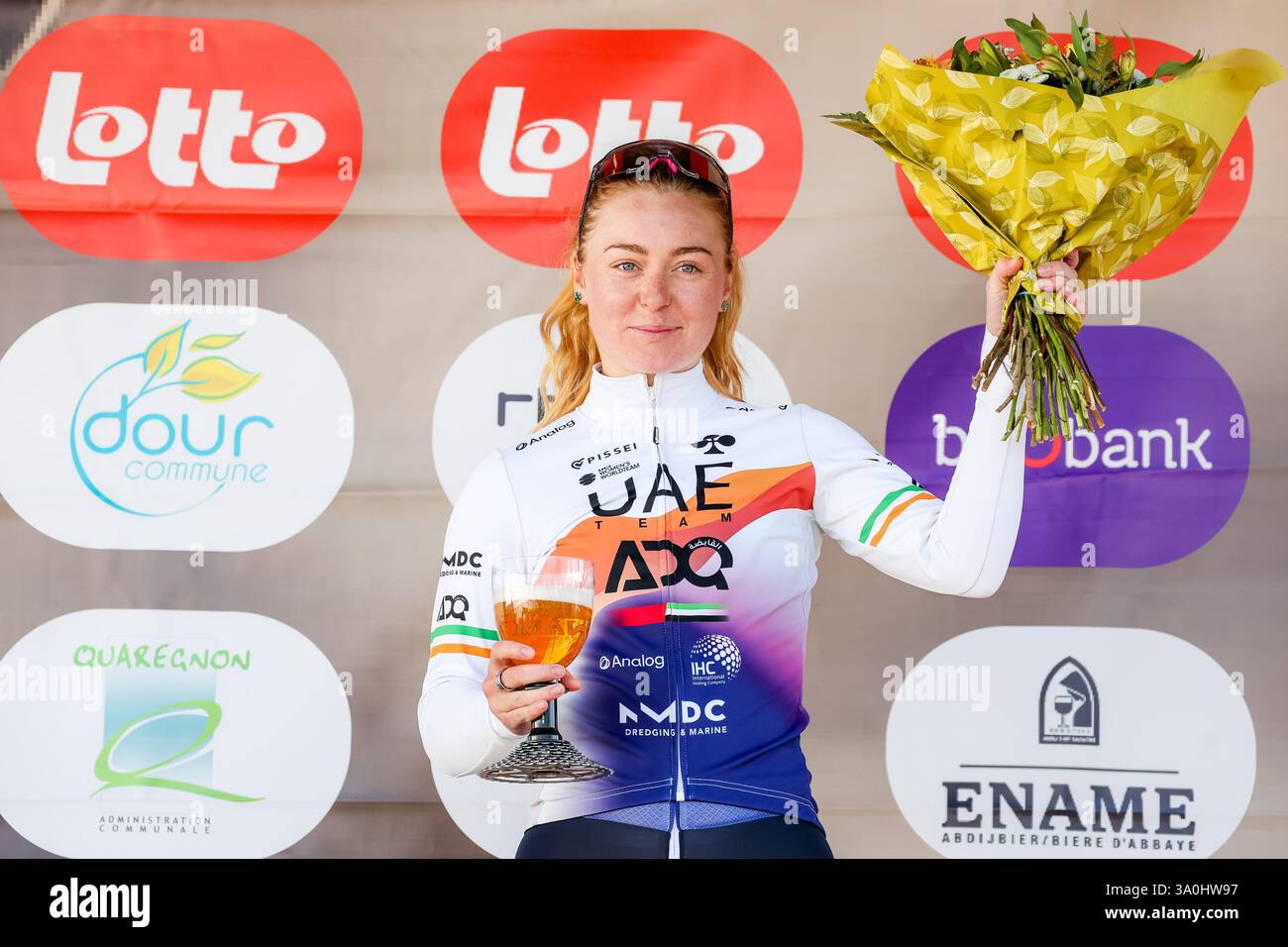 Dour, Belgien. März 2025. Marta Bastianelli wurde auf dem Podium nach dem eintägigen Radrennen „Samyn des Dames“ am Dienstag, dem 4. März 2025, 122 km von Quaregnon nach Dour abgebildet. BELGA PHOTO VIRGINIE LEFOUR Credit: Belga News Agency/Alamy Live News Stockfoto