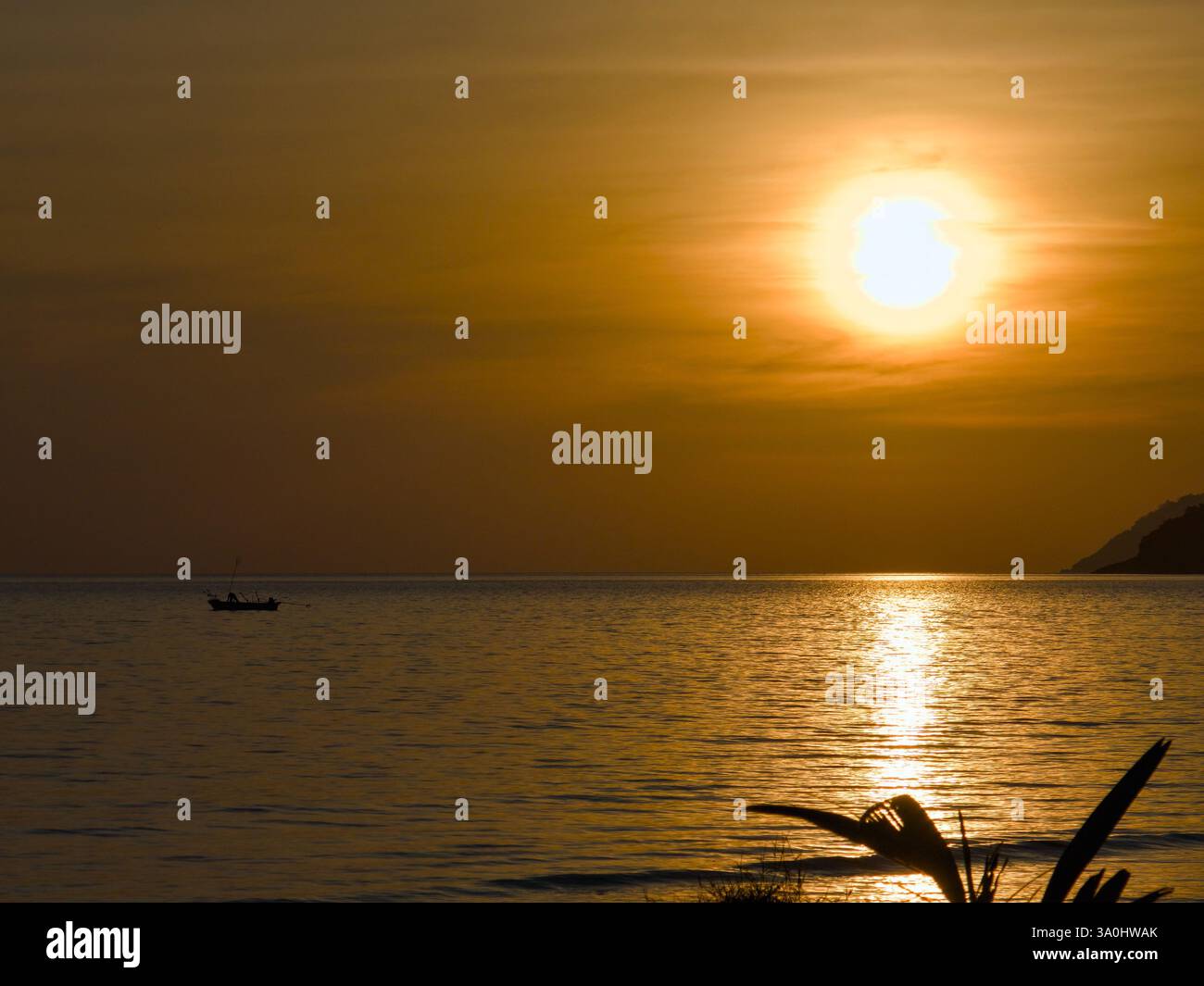 Kleines boot treibt auf ruhigem wasser -Fotos und -Bildmaterial in ...