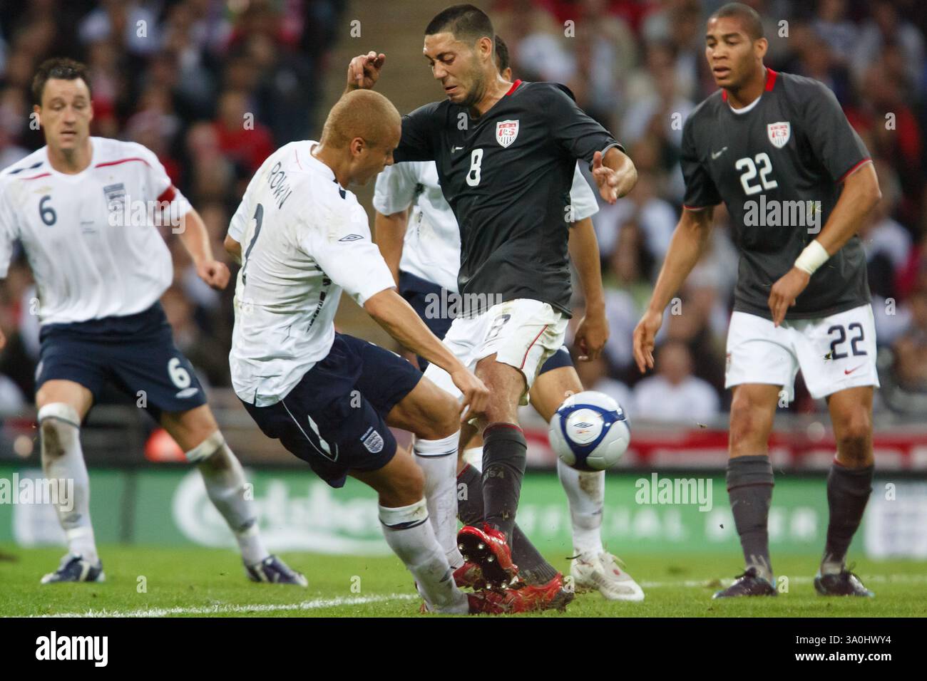 Wes Brown of England (L) bekämpft Clint Dempsey aus den Vereinigten Staaten (R) während eines Freundschaftsspiels am 28. Mai 2008 im Wembley Stadium in London. Nur redaktionelle Verwendung. Kommerzielle Nutzung verboten. (Foto: Jonathan Paul Larsen / Diadem Images) Stockfoto