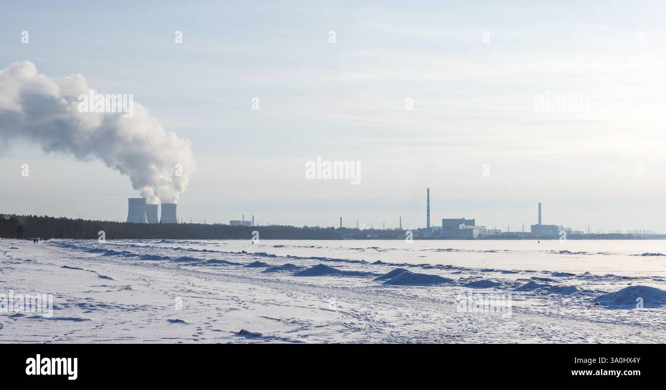 Panorama-Winterlandschaft mit dem Kernkraftwerk Leningrad an der Ostseeküste an einem sonnigen Tag Stockfoto