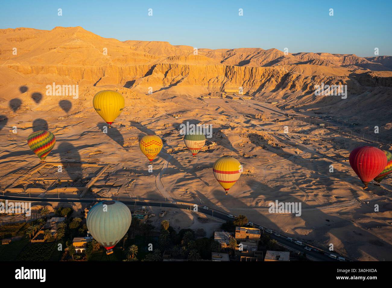 Heißluftballonflug über das Tal der Könige in Luxor, Ägypten. Stockfoto