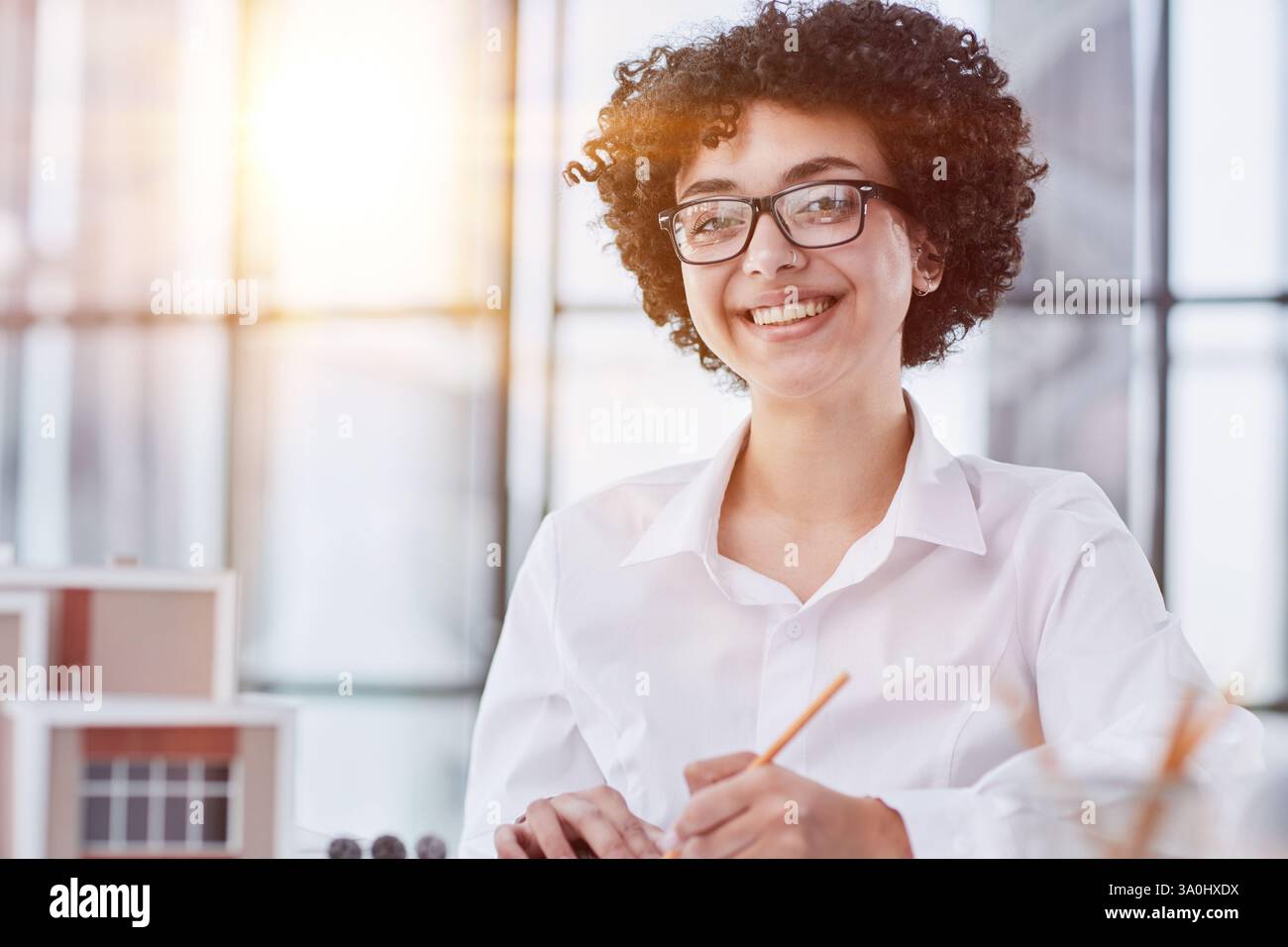 Die Architektin untersucht die Grundrisse des Hauses Stockfoto
