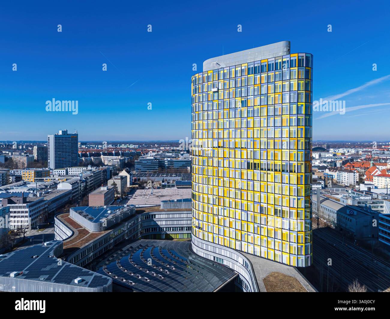 MÜNCHEN, DEUTSCHLAND - 4. MÄRZ 2025: Das ADAC-Zentralgebäude, Sitz des ADAC, Europas größtem Automobilverband. Das ADAC-Hauptquartier von Europ Stockfoto