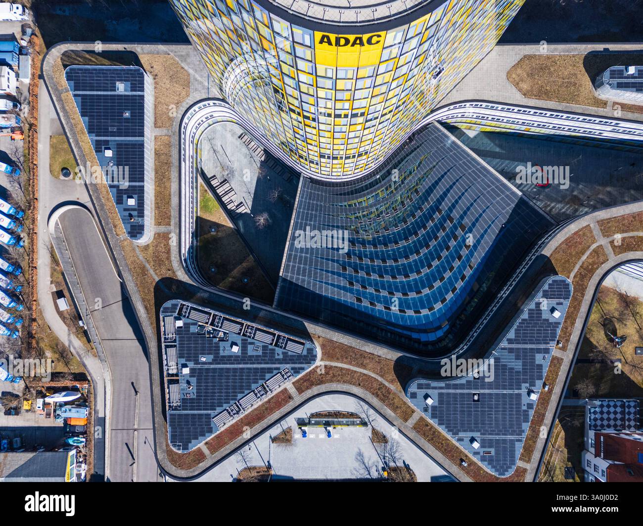 MÜNCHEN, DEUTSCHLAND - 4. MÄRZ 2025: Das ADAC-Zentralgebäude, Sitz des ADAC, Europas größtem Automobilverband. Das ADAC-Hauptquartier von Europ Stockfoto