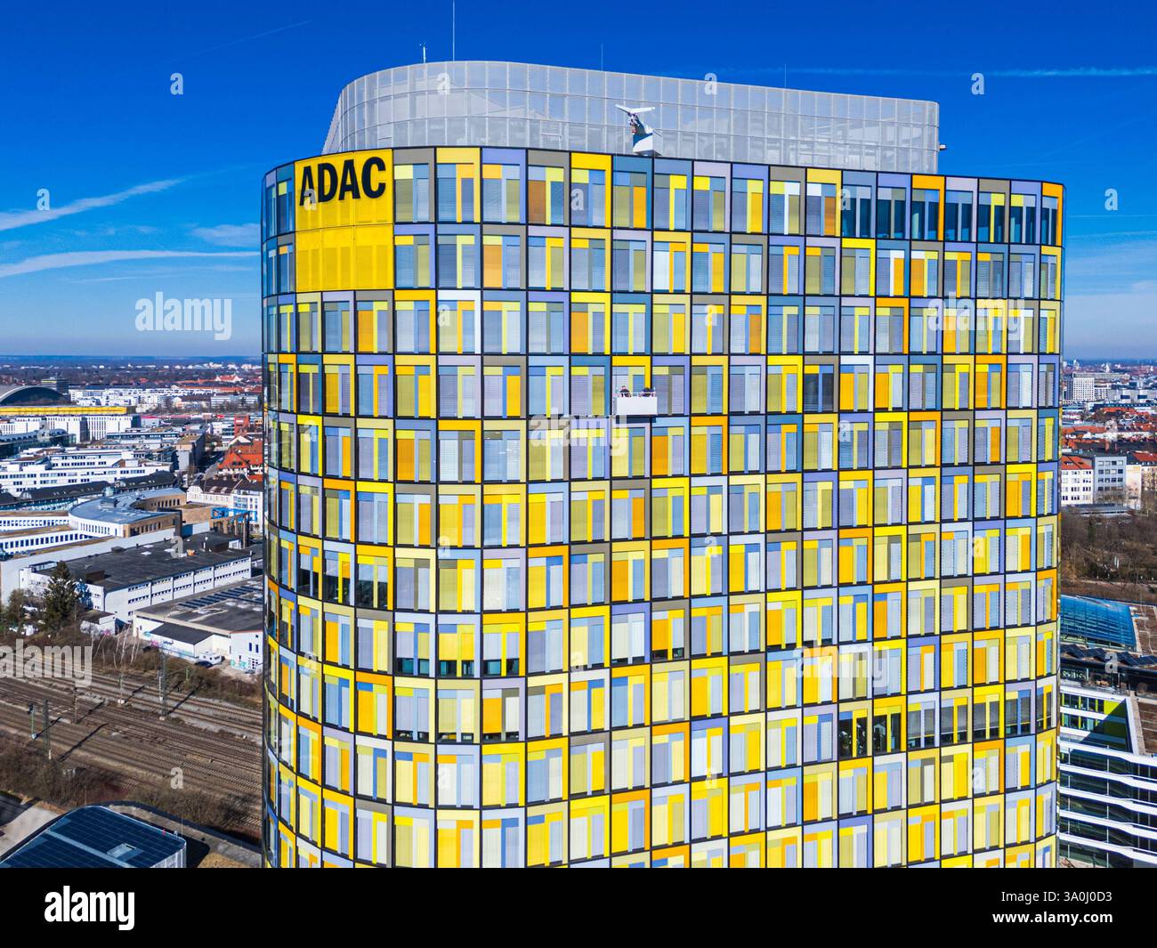 MÜNCHEN, DEUTSCHLAND - 4. MÄRZ 2025: Das ADAC-Zentralgebäude, Sitz des ADAC, Europas größtem Automobilverband. Das ADAC-Hauptquartier von Europ Stockfoto