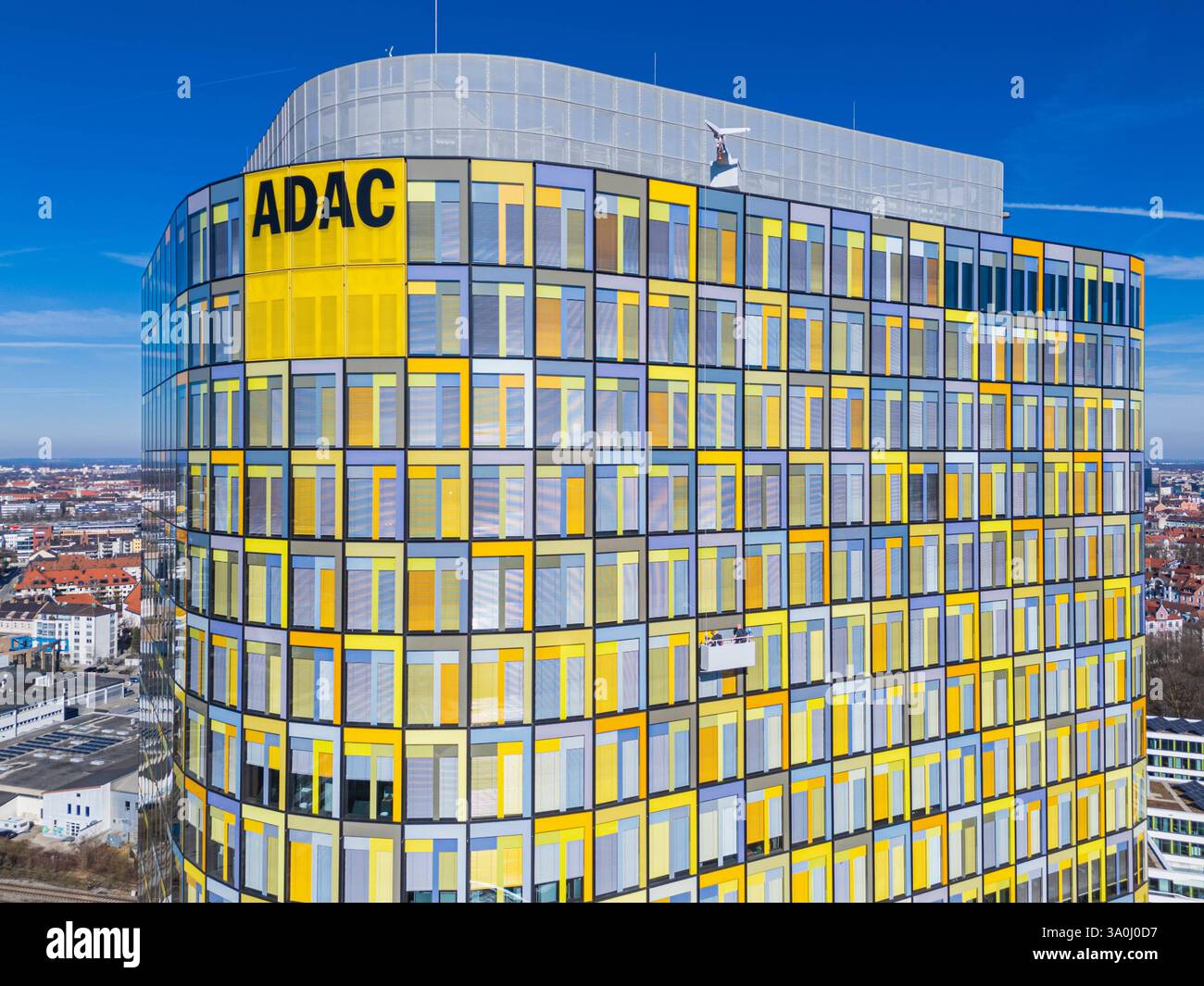 MÜNCHEN, DEUTSCHLAND - 4. MÄRZ 2025: Das ADAC-Zentralgebäude, Sitz des ADAC, Europas größtem Automobilverband. Das ADAC-Hauptquartier von Europ Stockfoto