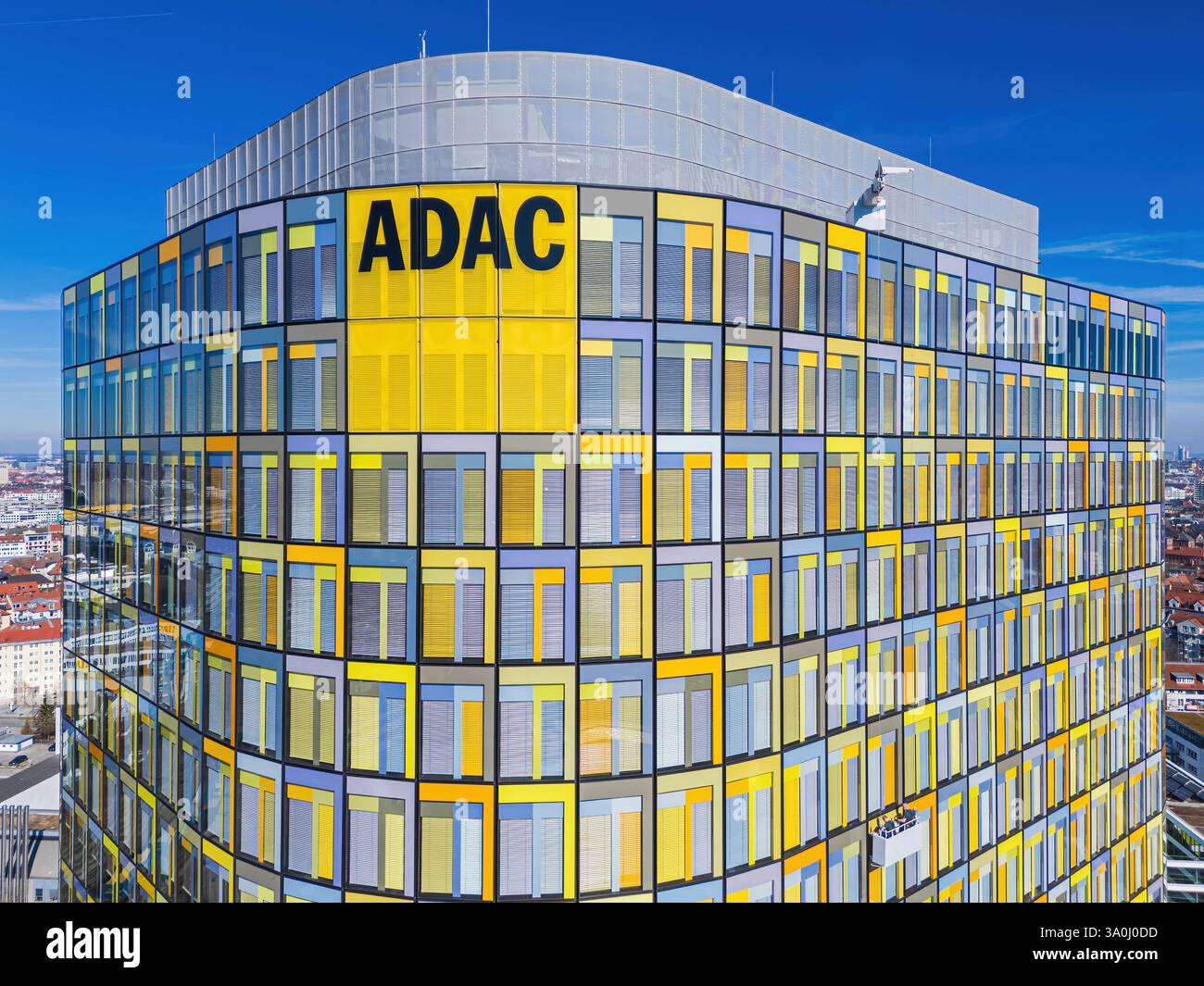 MÜNCHEN, DEUTSCHLAND - 4. MÄRZ 2025: Das ADAC-Zentralgebäude, Sitz des ADAC, Europas größtem Automobilverband. Das ADAC-Hauptquartier von Europ Stockfoto
