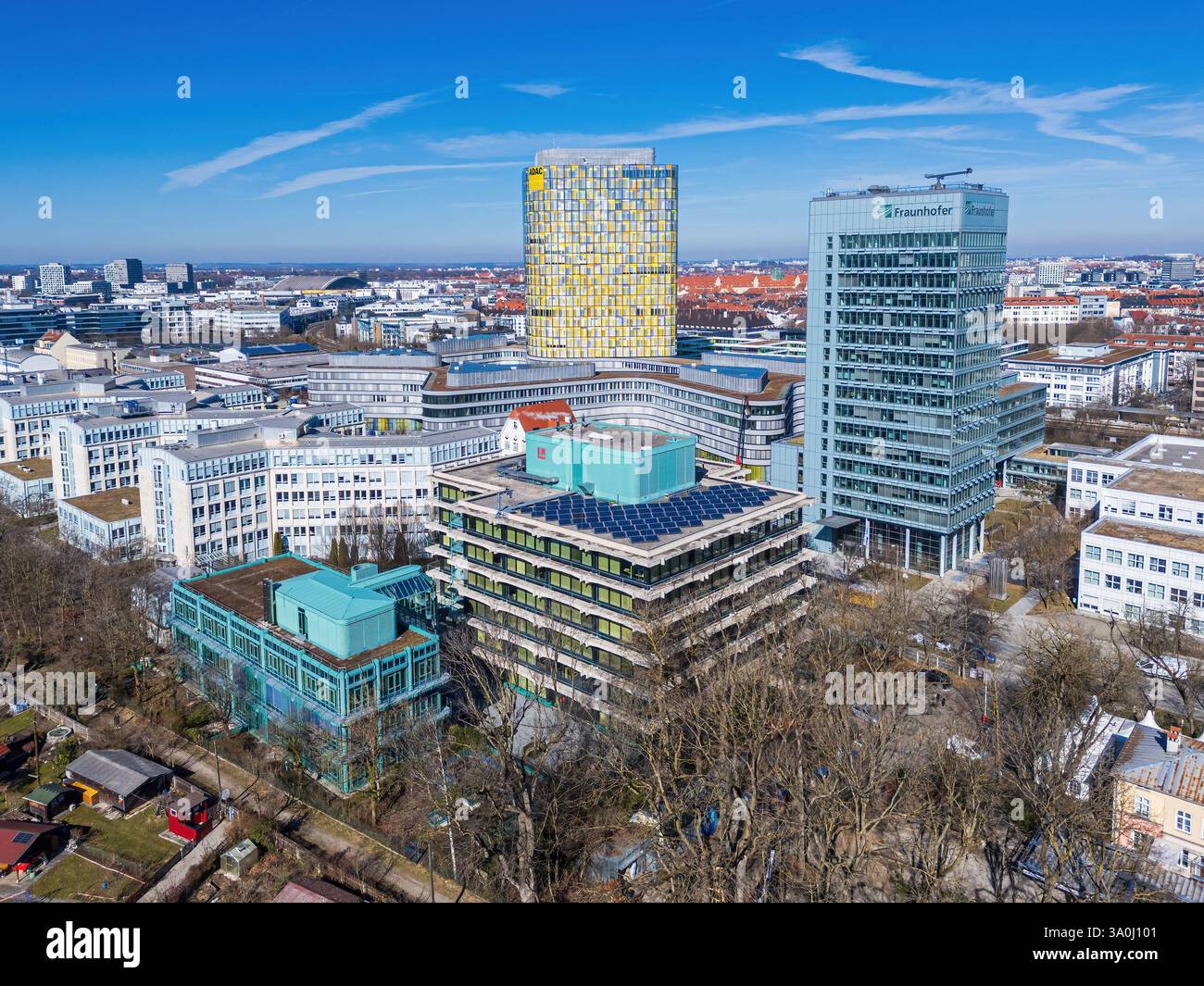 MÜNCHEN - 4. MÄRZ 2025: Das ADAC-Hauptquartier und das Frauenhofer-Hochhaus in München. Das ADAC-Hauptquartier und das Frauenhofer-Gebäude München Deutschland Stockfoto