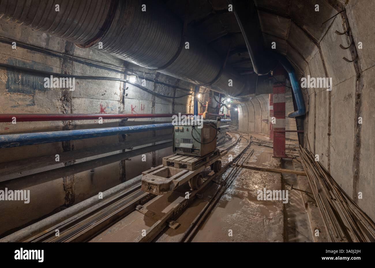 Bau der U-Bahn. Mine mit Schienen für Wagen Stockfoto