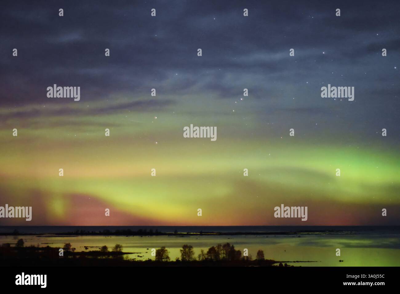 Aurora borealis Nordlichter in westfinnland am Meer im Spätherbst. Stockfoto